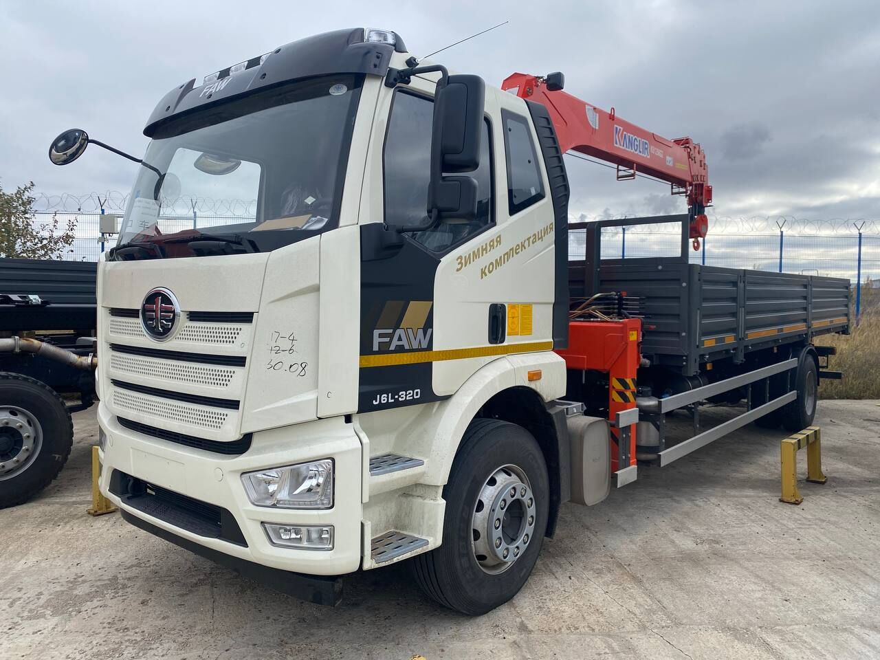 Бортовой грузовик FAW J6L 4х2 с КМУ Kanglir 1256